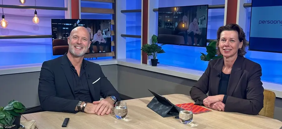 Alfer de Hollander en Jeanine Welner zitten aan tafel en bereiden het webinar voor