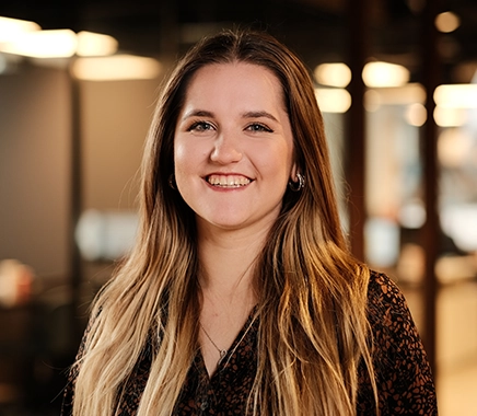 Een jonge vrouw die advies geeft over payroll voor ondernemers