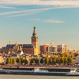 Skyline van Nijmegen met op de achtergrond de stevenskerk