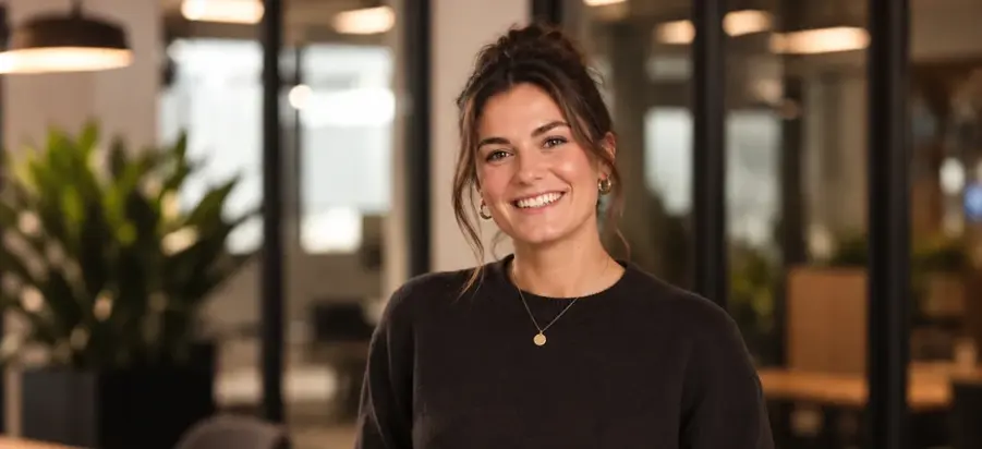 Zakelijke vrouw op kantoor bij artikel over flexwerk